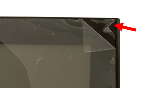 Die Schutzfolie ist umgeknickt und das Display hat Kratzer